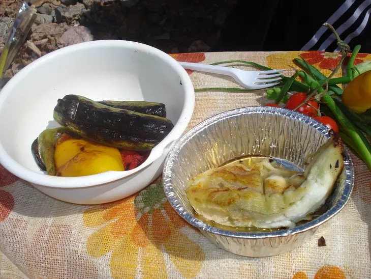 Пикантная курочка и сборный салат запечённые на углях: шаг 5