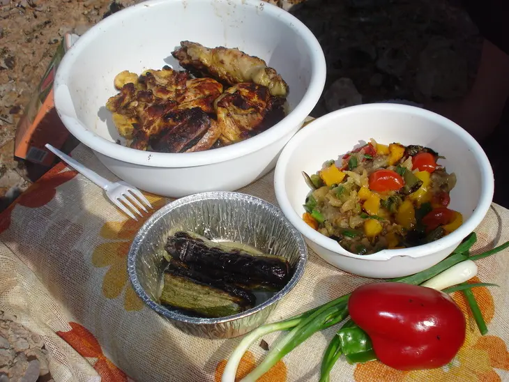 Пикантная курочка и сборный салат запечённые на углях: шаг 6