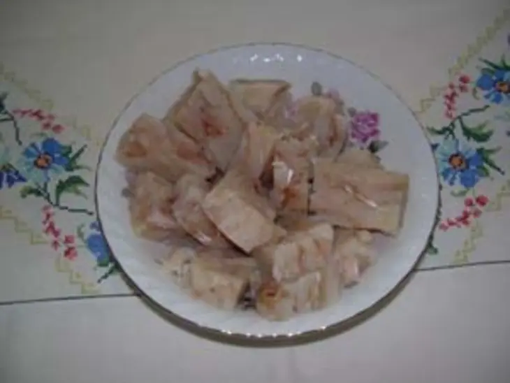 Рыба в соусе с корнишонами: шаг 1