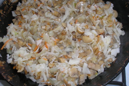 Варенички домашние с картофелем, грибами и квашенной капустой.: шаг 1