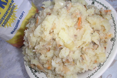 Варенички домашние с картофелем, грибами и квашенной капустой.: шаг 2