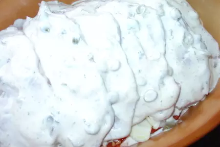 Мясная запеканка  с каперсами и помидорами в сметанно-йогуртовом соусе.: шаг 3