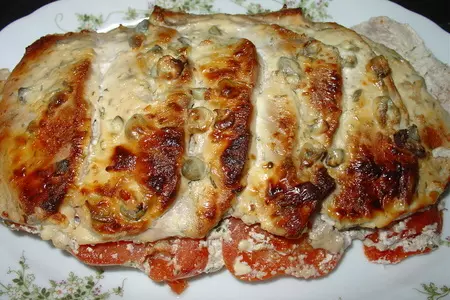 Мясная запеканка  с каперсами и помидорами в сметанно-йогуртовом соусе.: шаг 4