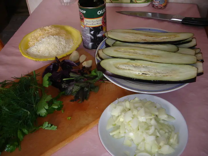 Рулетики из  баклажанов c сыром и оливками: шаг 1