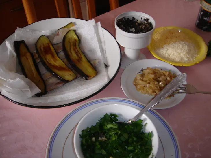 Рулетики из  баклажанов c сыром и оливками: шаг 2