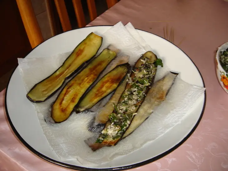 Рулетики из  баклажанов c сыром и оливками: шаг 3