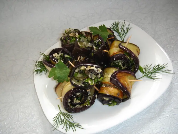 Рулетики из  баклажанов c сыром и оливками: шаг 5