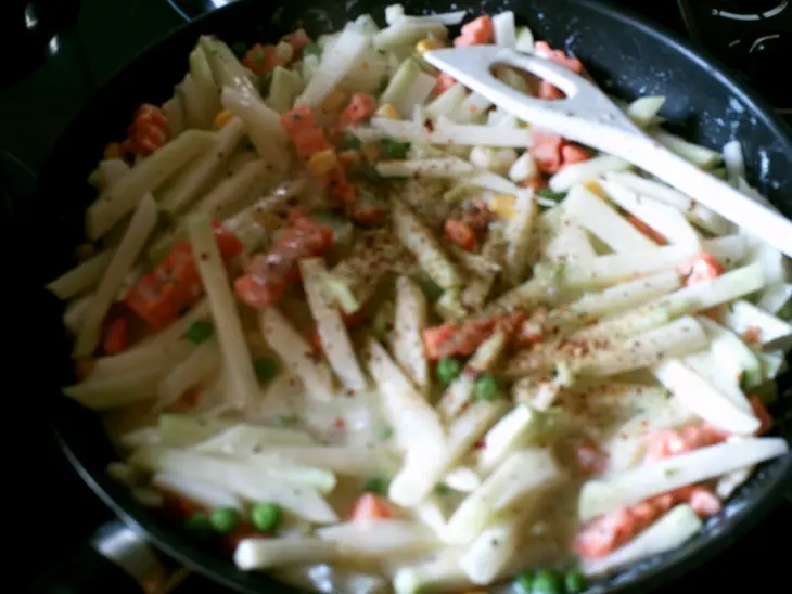 Запеканка из рыбы с овощами и макаронными изделиями: шаг 5