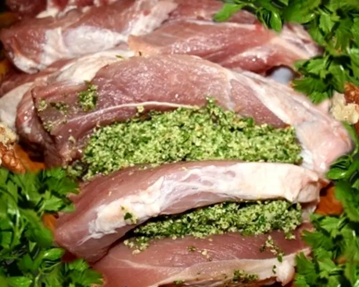 Запеченное мясо с петрушкой и грецкими орехами: шаг 2