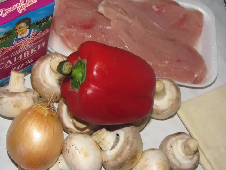 Куриное рагу с грибами в слоёном тесте: шаг 1