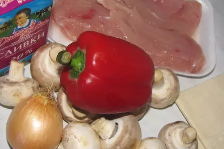 Куриное рагу с грибами в слоёном тесте: шаг 1