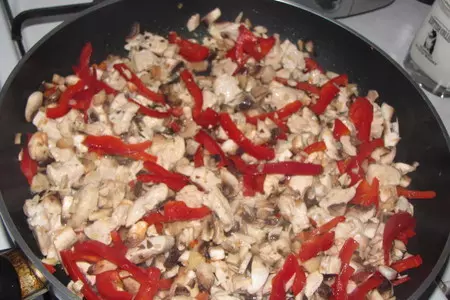 Куриное рагу с грибами в слоёном тесте: шаг 2
