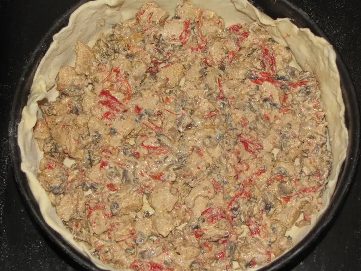 Куриное рагу с грибами в слоёном тесте: шаг 3