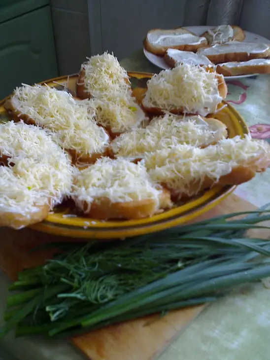 Бутерброды с зеленью и сыром: шаг 3