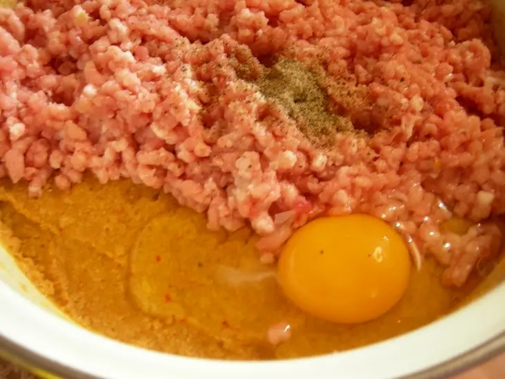 Мясо-овощные тефтели в "звездной" панировке: шаг 4