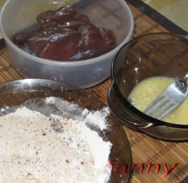 Куриная (гусиная) печенка в миндальной корочке: шаг 1