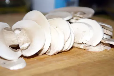 Салат  с грибами, спаржей и клубникой: шаг 2