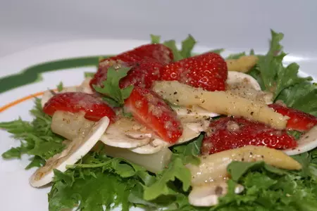 Салат  с грибами, спаржей и клубникой: шаг 4