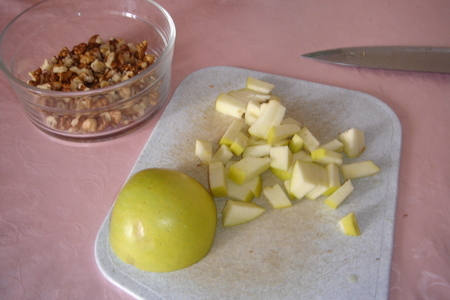 Салат из грецких орехов с яблоками: шаг 2