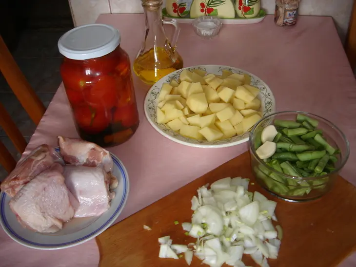 Картофель с куриными бедрышками и зеленой фасолью: шаг 1