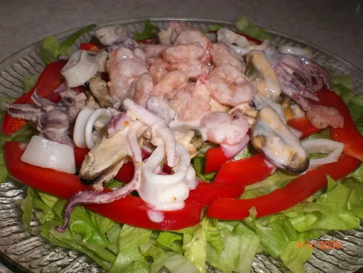 Салат из морского коктейля с винно-сырным соусом: шаг 1