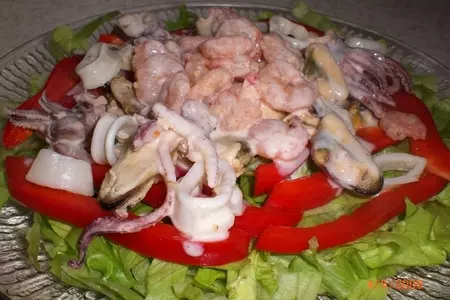 Салат из морского коктейля с винно-сырным соусом: шаг 1