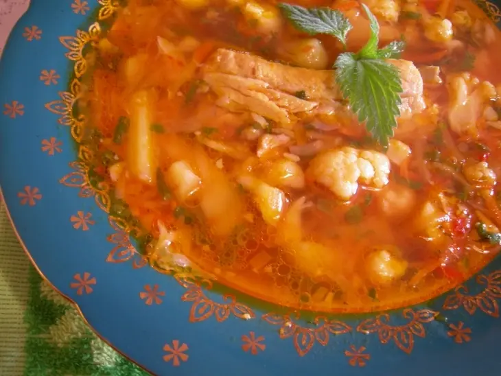 Борщ с крапивой и цветной капустой: шаг 1