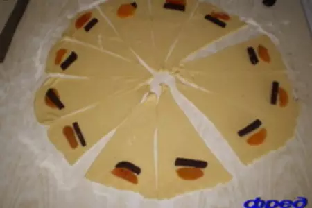 Рогалики с сухофруктами: шаг 6