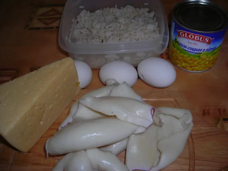 Салат с кальмарами, сыром и кукурузой: шаг 1