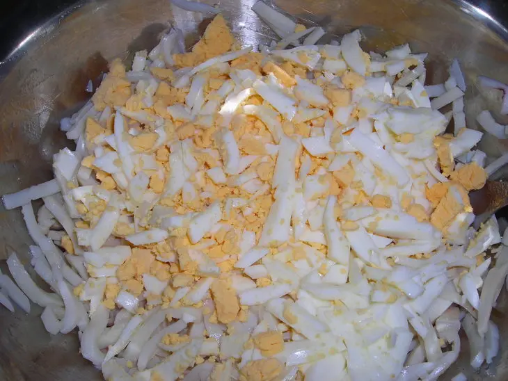 Салат с кальмарами, сыром и кукурузой: шаг 3