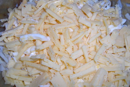 Салат с кальмарами ,сыром и кукурузой: шаг 4
