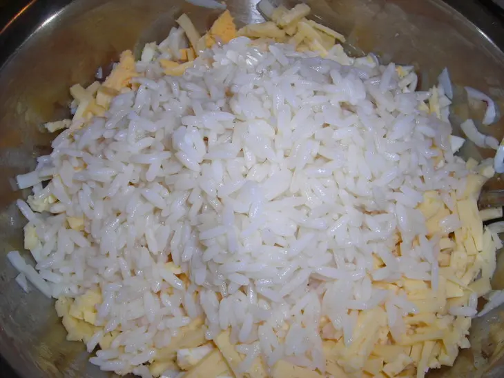 Салат с кальмарами, сыром и кукурузой: шаг 5
