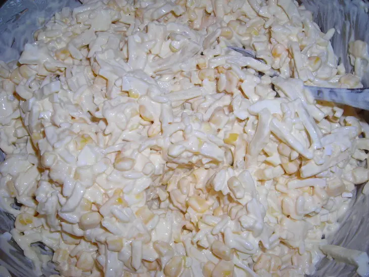 Салат с кальмарами, сыром и кукурузой: шаг 7