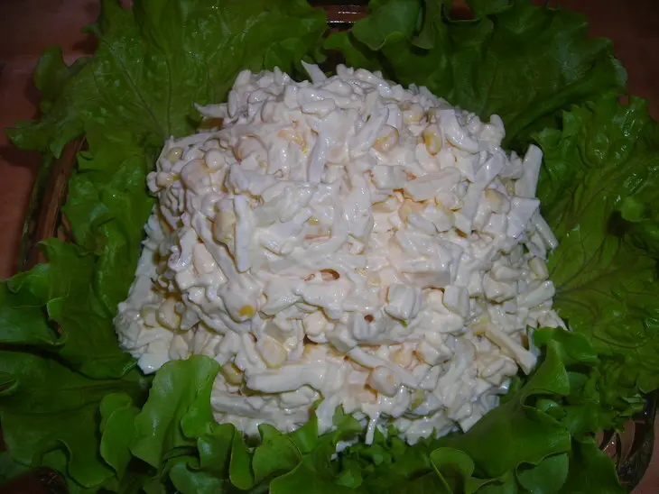 Салат с кальмарами, сыром и кукурузой: шаг 9