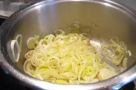 Сырный суп-крем с луком пореем: шаг 2