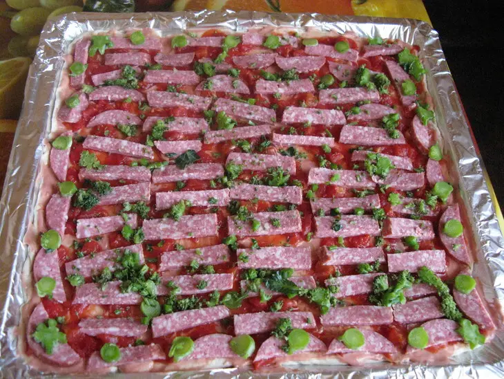 Вкуснейшая пицца на тонком кефирном тесте: шаг 6