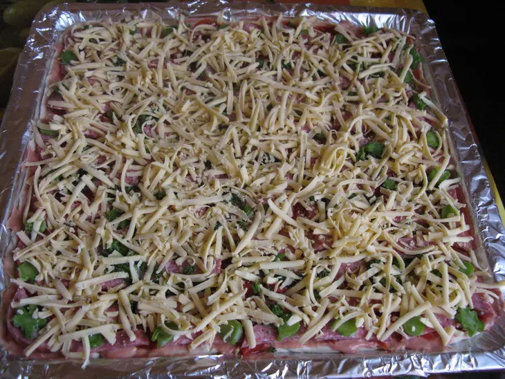 Вкуснейшая пицца на тонком кефирном тесте: шаг 7