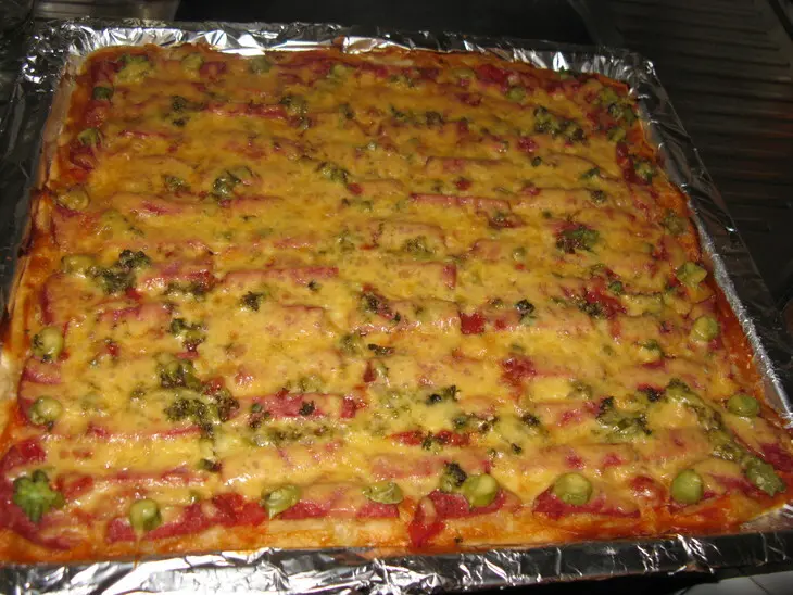Вкуснейшая пицца на тонком кефирном тесте: шаг 8