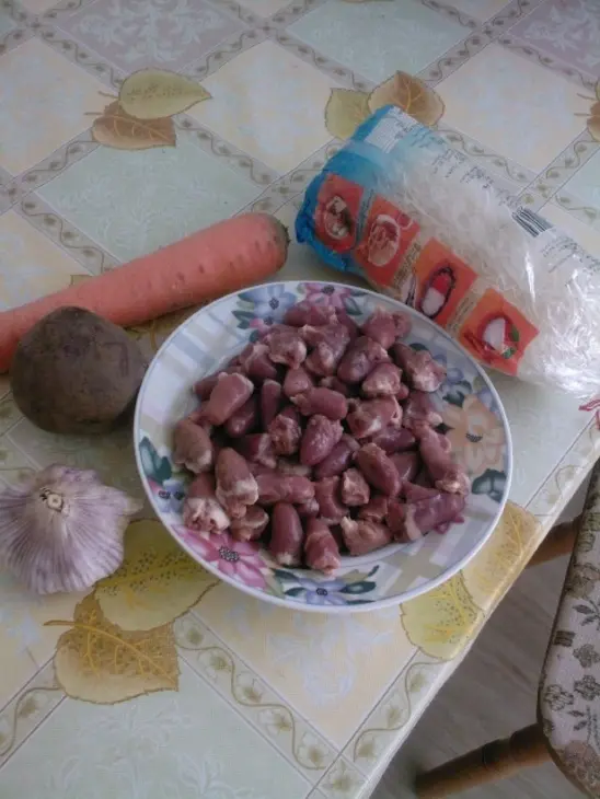 Салат из рисовой лапши с овощами и сердечками.: шаг 1
