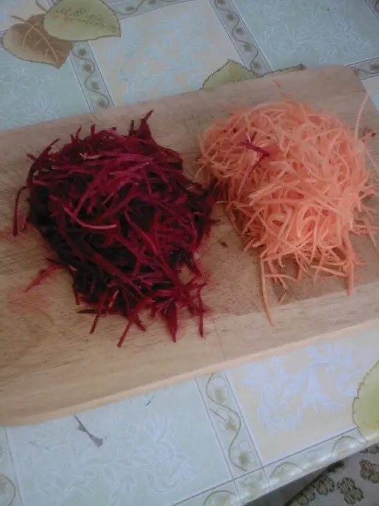 Салат из рисовой лапши с овощами и сердечками.: шаг 3