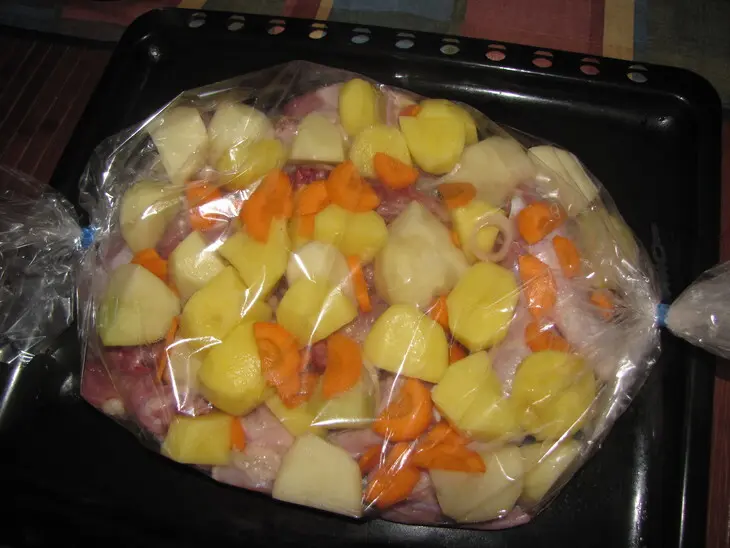 Кура с картофелем и морковью в рукаве: шаг 3