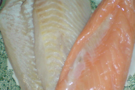 Салат из отварной рыбы и помидорок: шаг 2