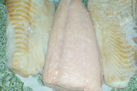 Салат из отварной рыбы и помидорок: шаг 3