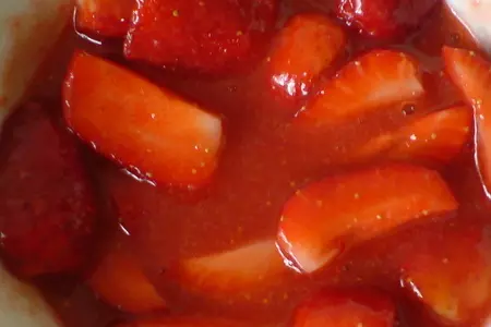 Клубнично-йогуртовый мусс с маринованной клубникой: шаг 4
