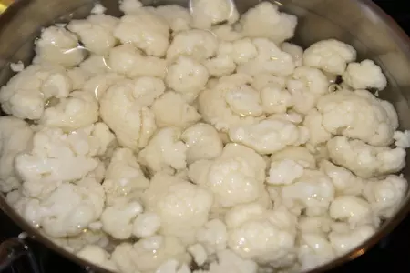 Салат из цветной капусты с изюмом, орехами и чесноком: шаг 1