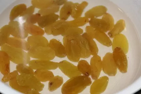 Салат из цветной капусты с изюмом, орехами и чесноком: шаг 2