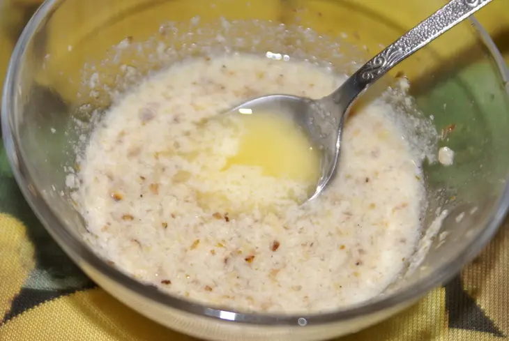 Салат из цветной капусты с изюмом, орехами и чесноком: шаг 3