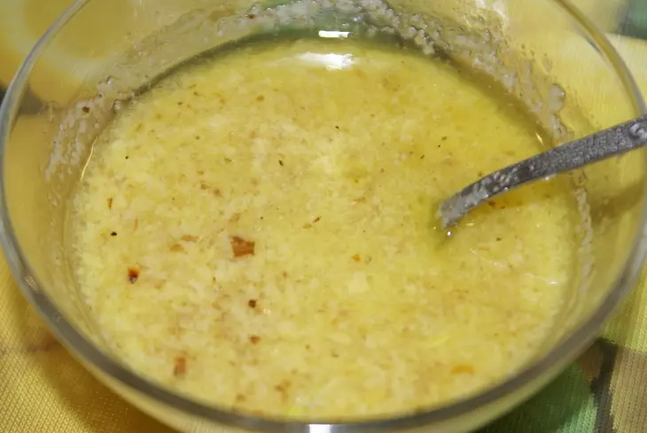 Салат из цветной капусты с изюмом, орехами и чесноком: шаг 4