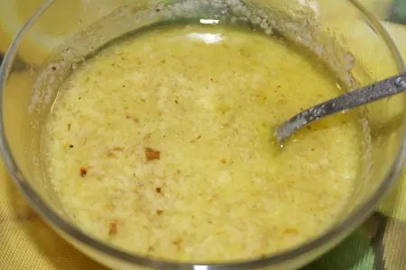 Салат из цветной капусты с изюмом, орехами и чесноком: шаг 4