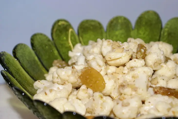 Салат из цветной капусты с изюмом, орехами и чесноком: шаг 5